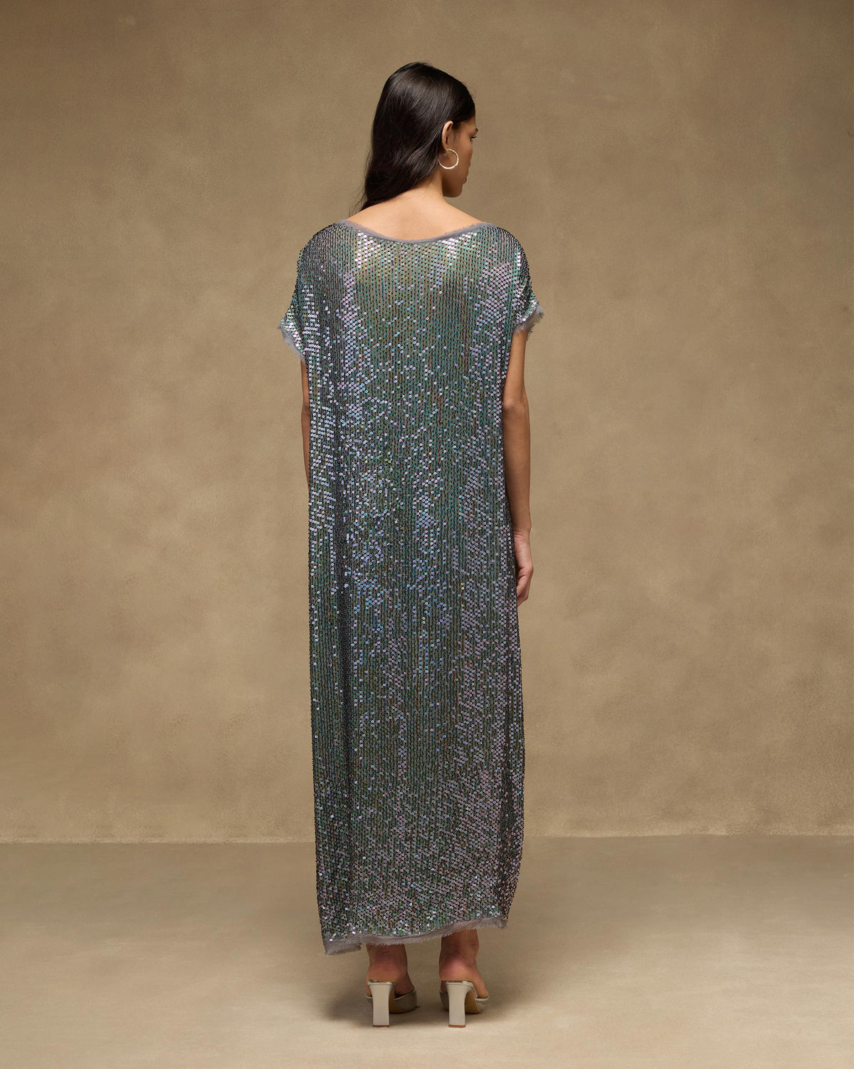 Back of a light grey sequined Shimmer dress with a straight fit.