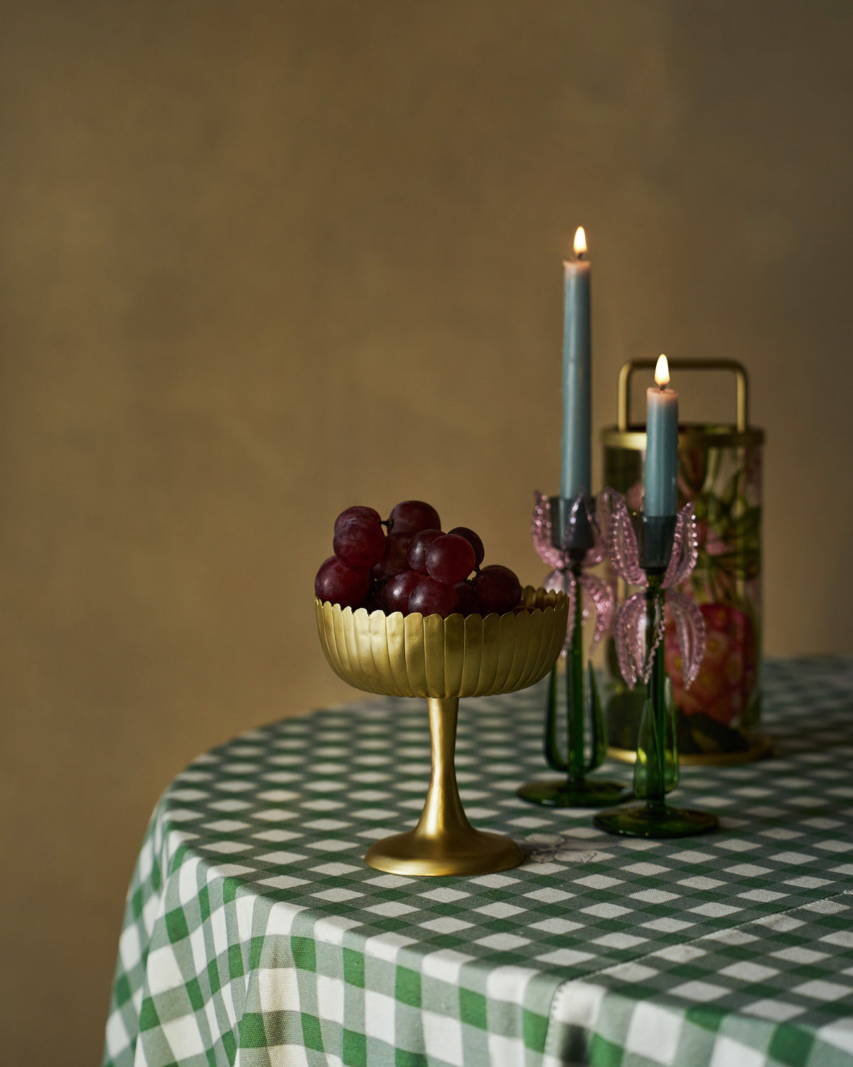 Gold Dhaara serving bowl of grapes styled on a dining table.