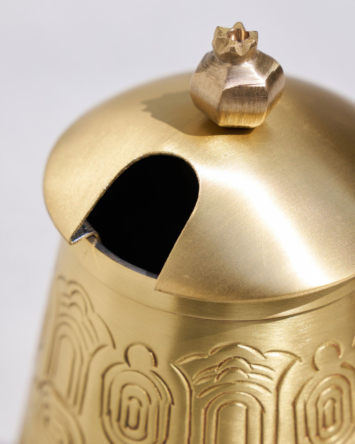 Close-up of the Heritage Churn Set lid with a pomegranate finial.