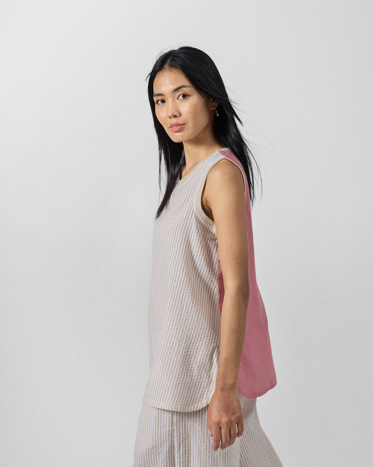 Three-quarter view of a Tavira top with a dusty rose colour-block back.