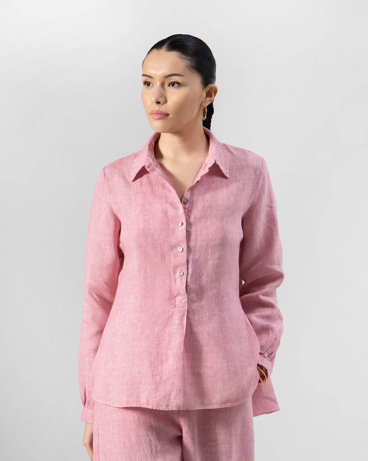 Person wearing a dusty pink Mati shirt from the set.