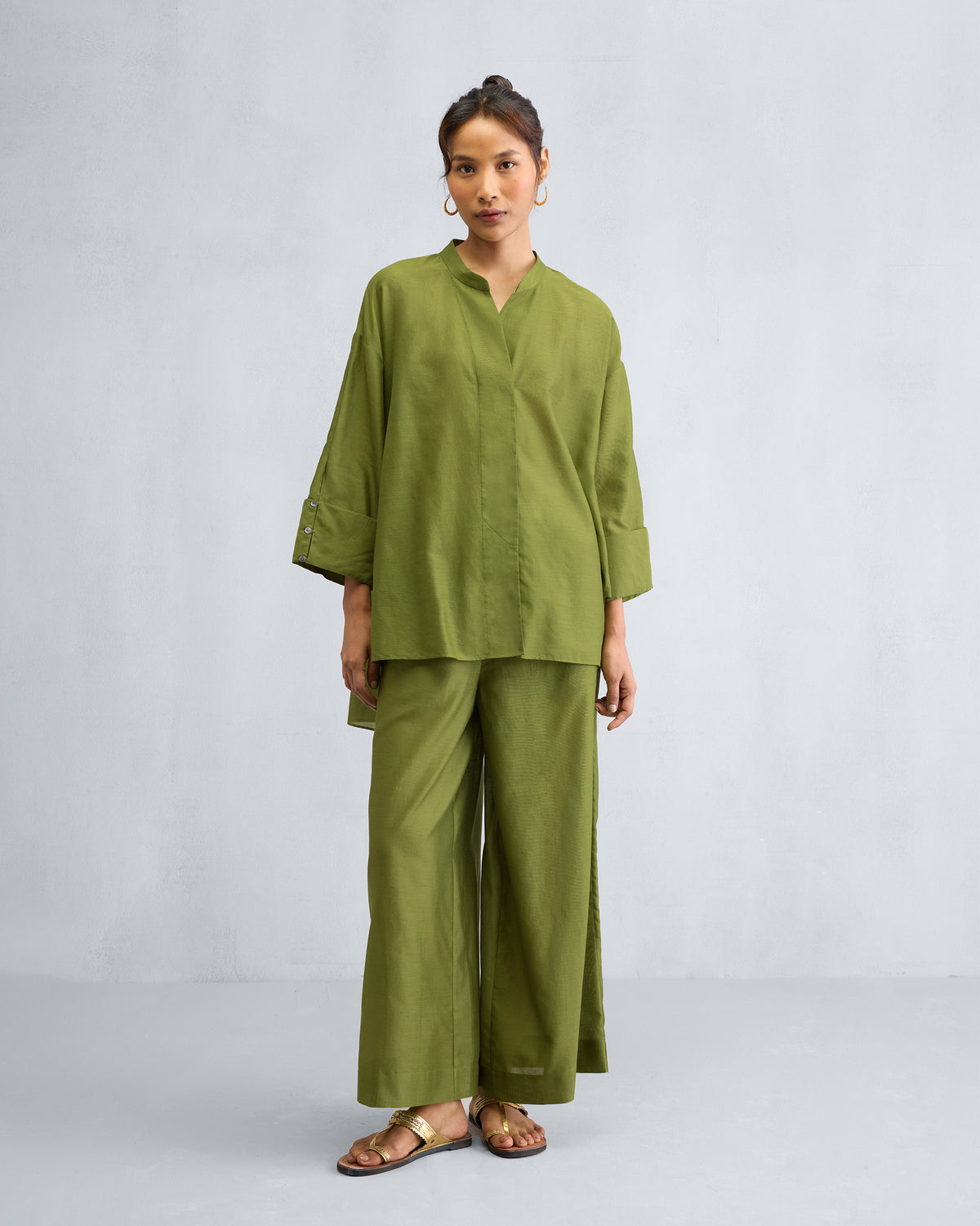 Person wearing the Cirrus Shirt Set in olive green.