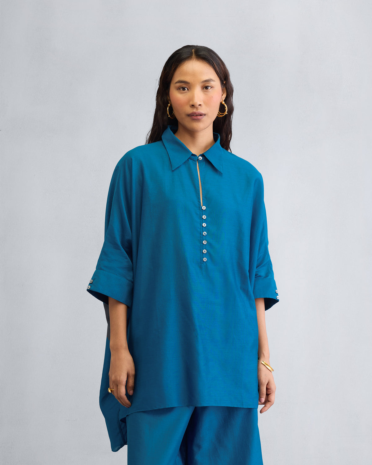 Person wearing the Hala Tunic Set with a collared placket.