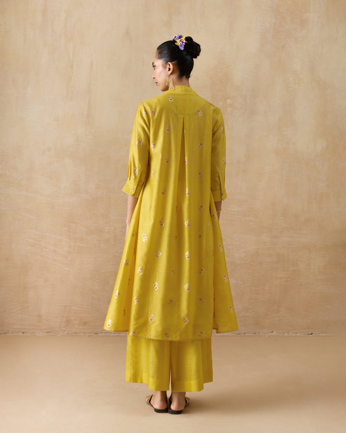 Back of a chartreuse Viva Kurta Set with a box-pleated yoke.