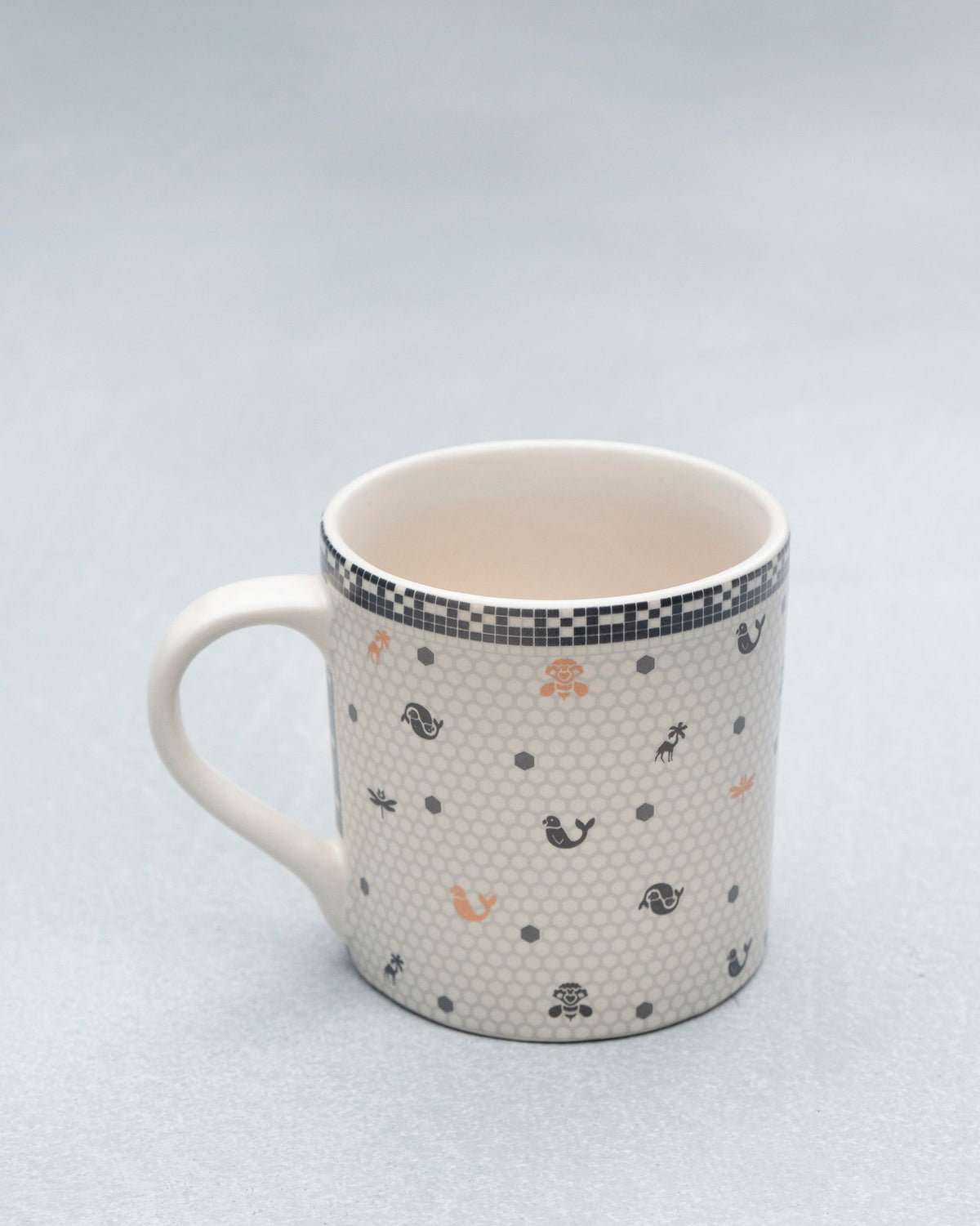 Side view of the Sirocco straight mug with its handle on the left.