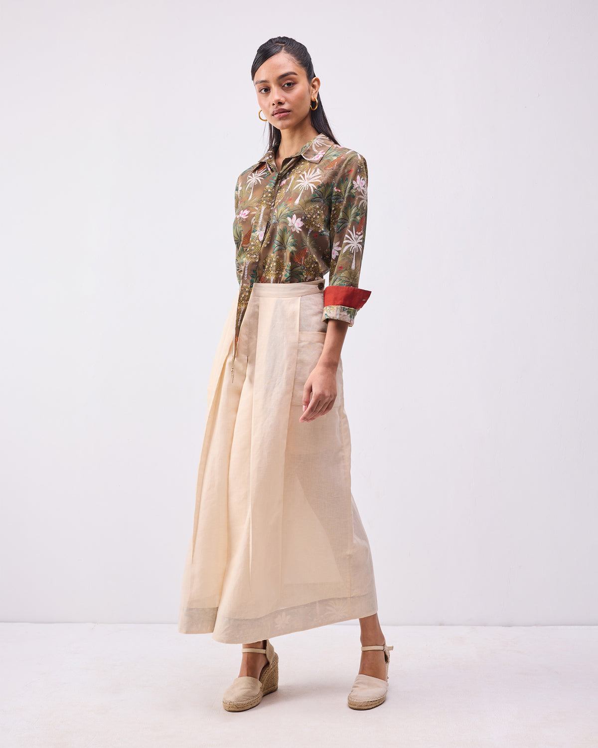 Person wearing a beige Pocket skort with a pleated wide hem.