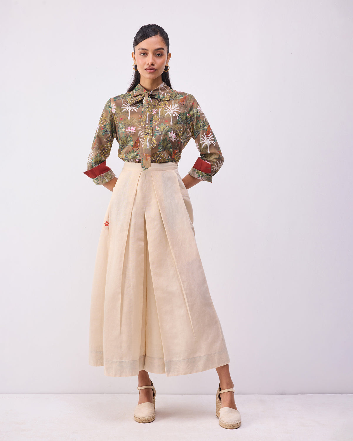 Person wearing a beige Pocket skort with front pleats.