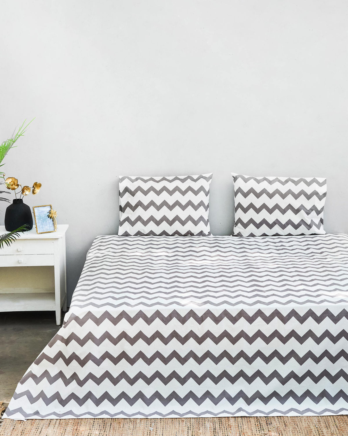 Grey and white Colombo Wave bedsheet set with matching pillowcases.