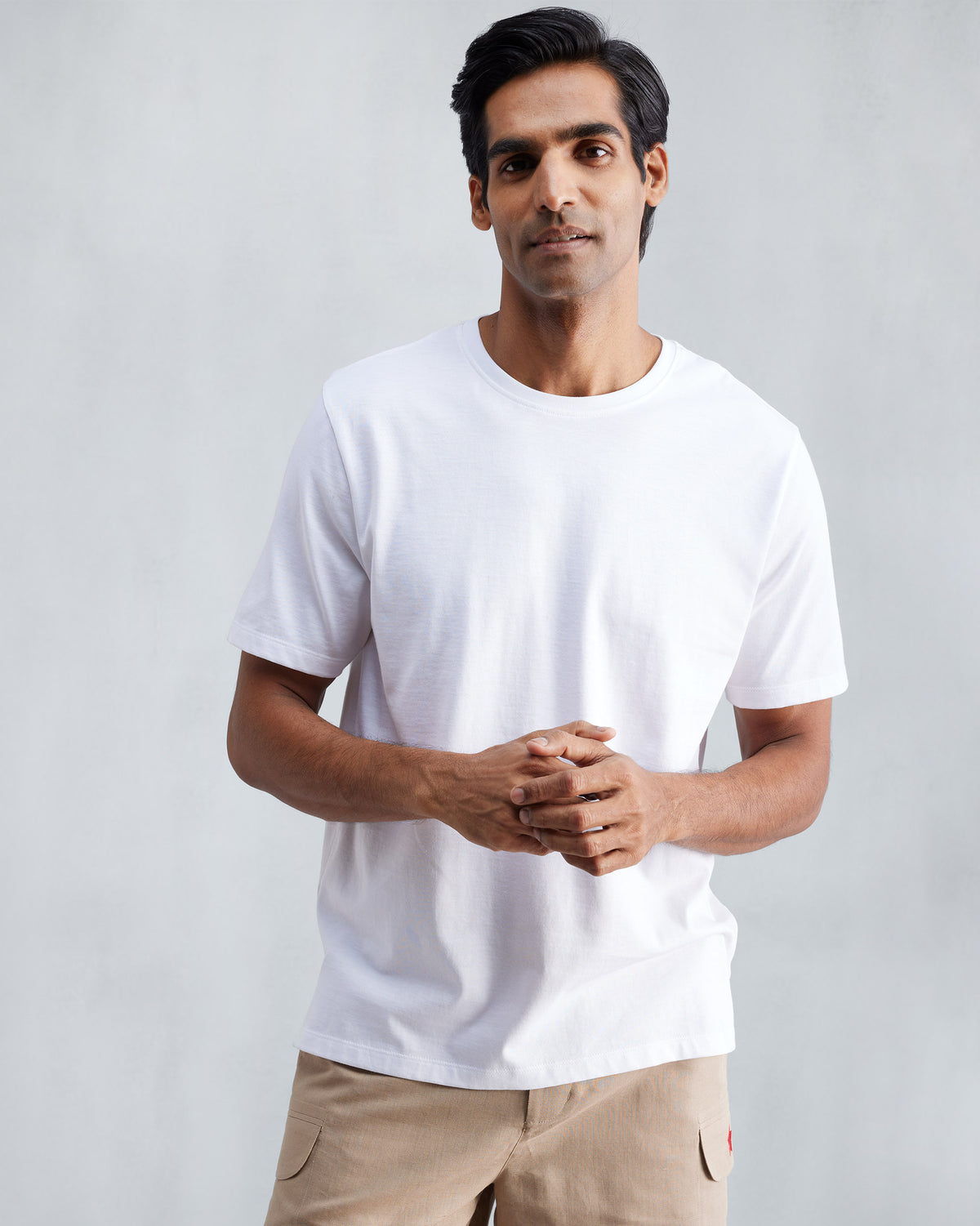 Person wearing a white Everyday T-shirt with a regular fit and crew neck.