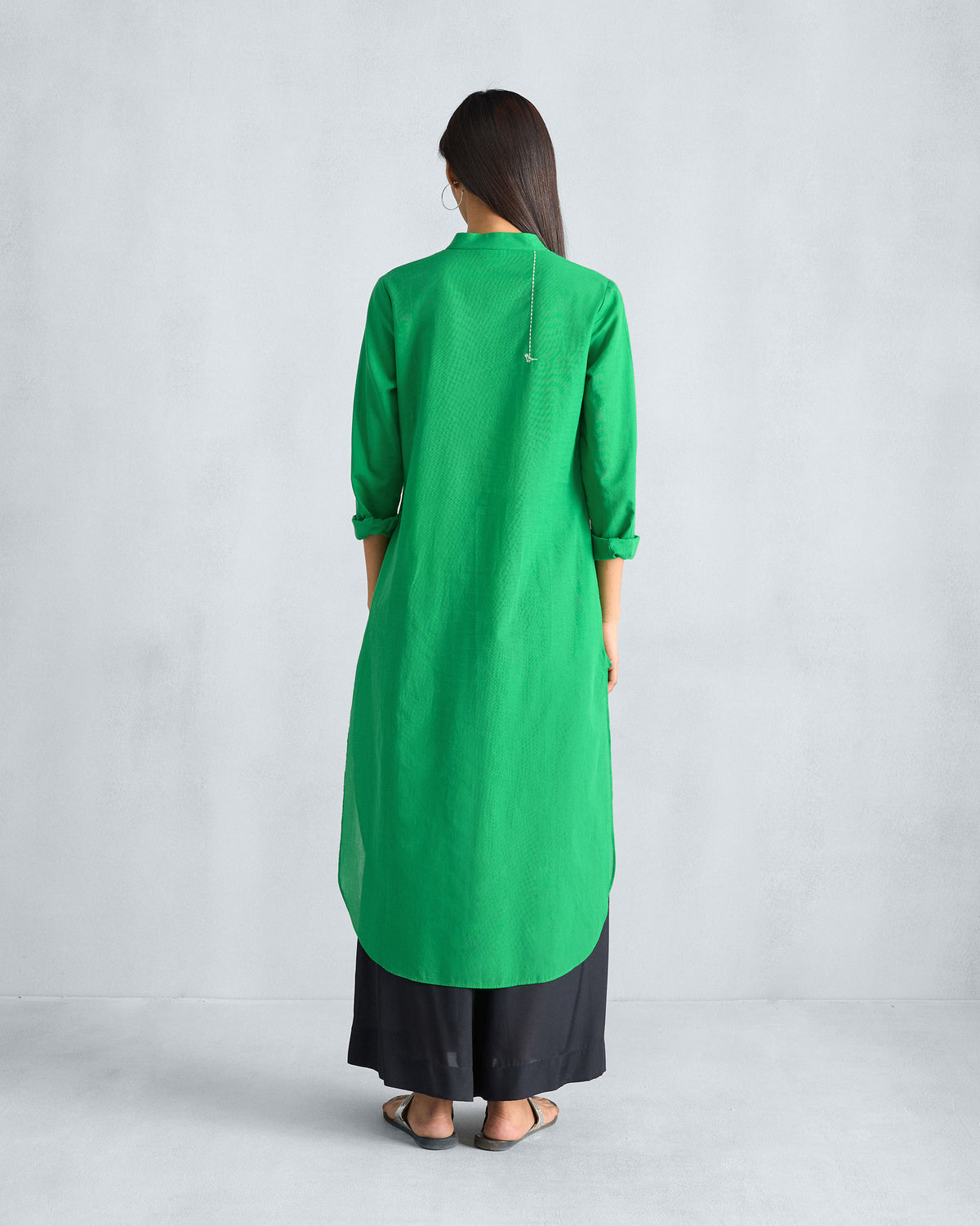 Back of a green long kurta with a small chain at the collar.