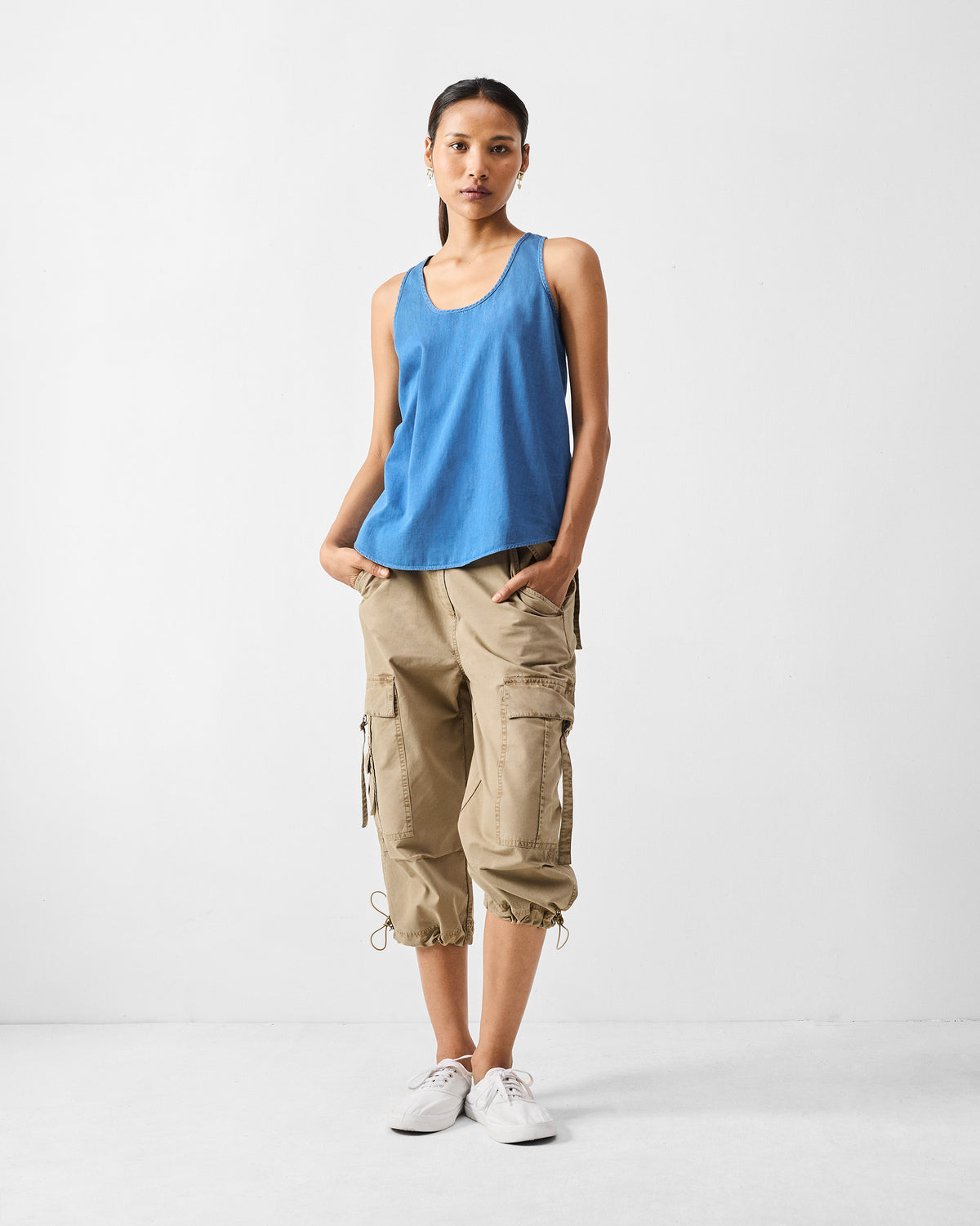 Person wearing khaki Vellore Capris with flap cargo pockets.