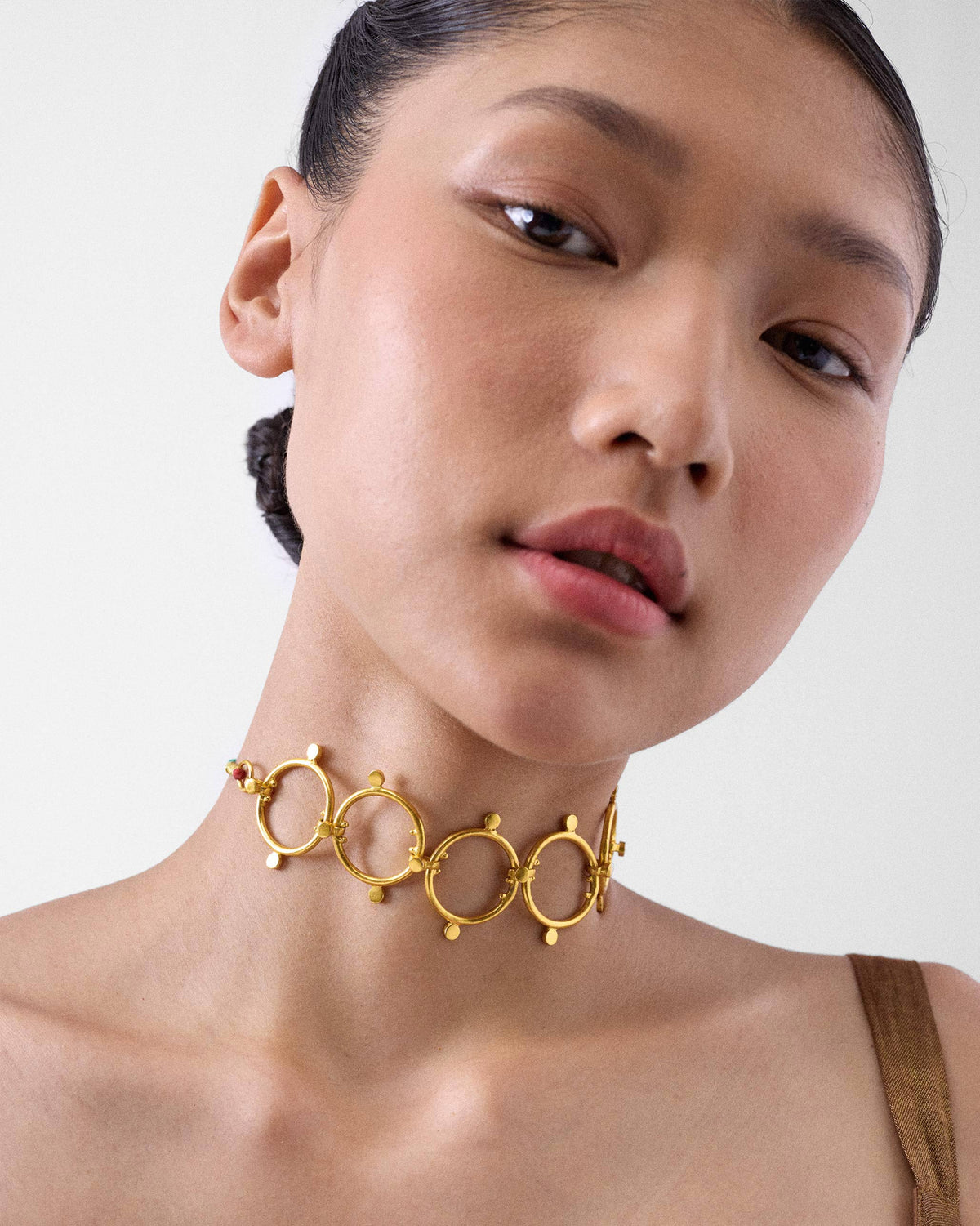 Person wearing a Panch Circle gold choker of linked open circles.