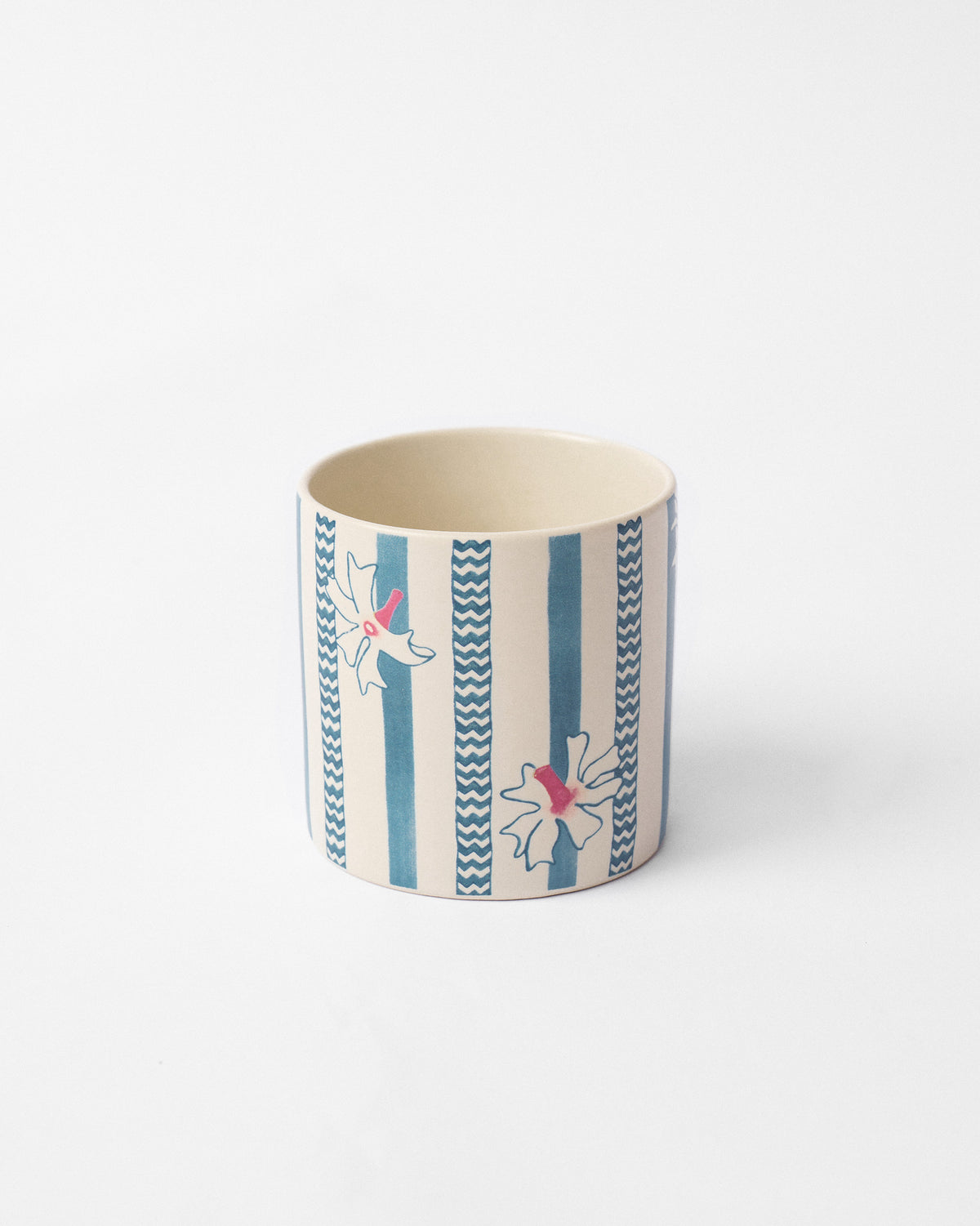 Front of the River Tiger straight mug with white flowers and pink centres.
