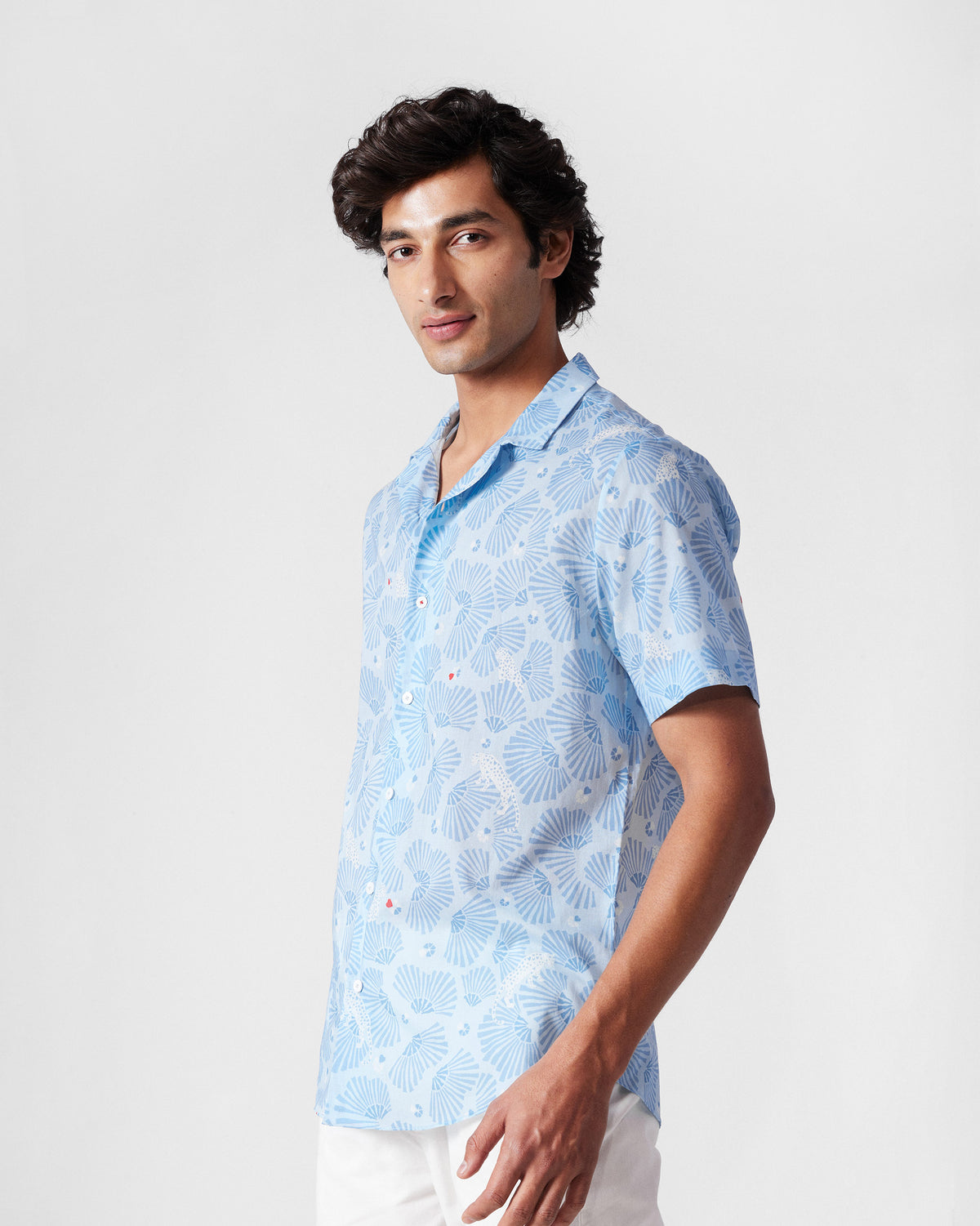 Person wearing a light blue printed Mistari shirt at a three-quarter angle.