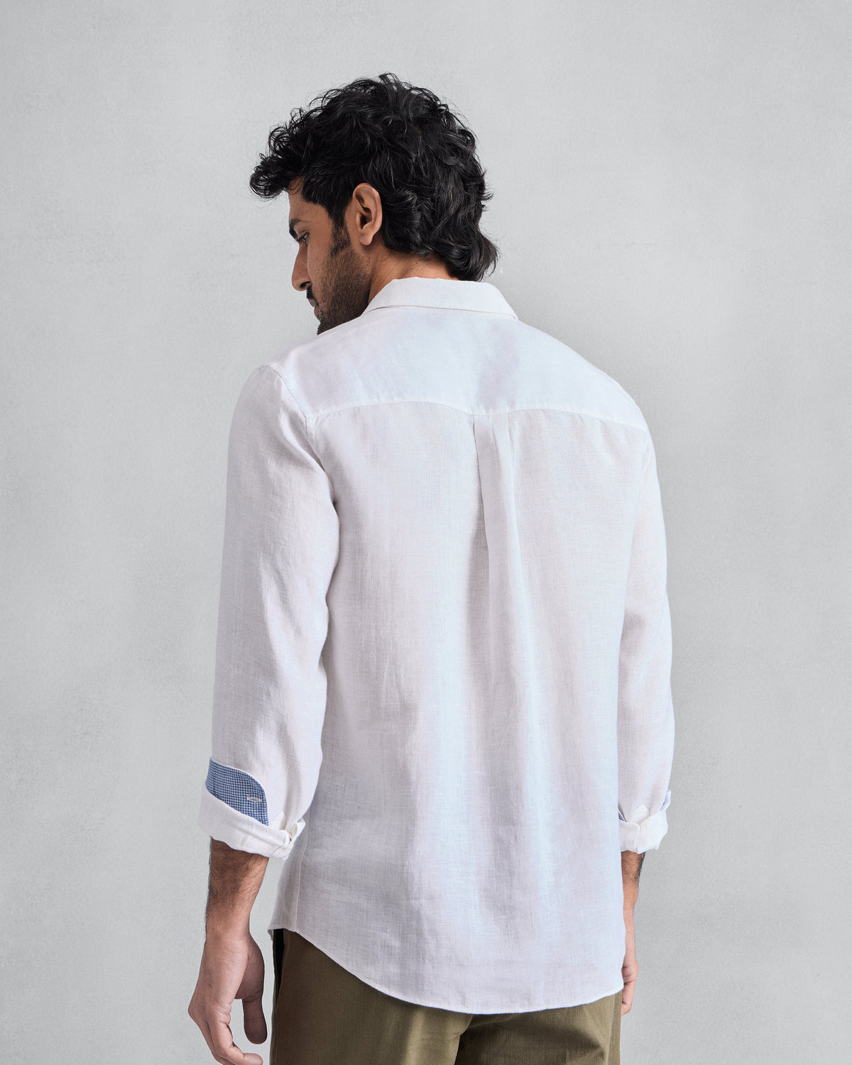 Back of a white Classic shirt with a box pleat.
