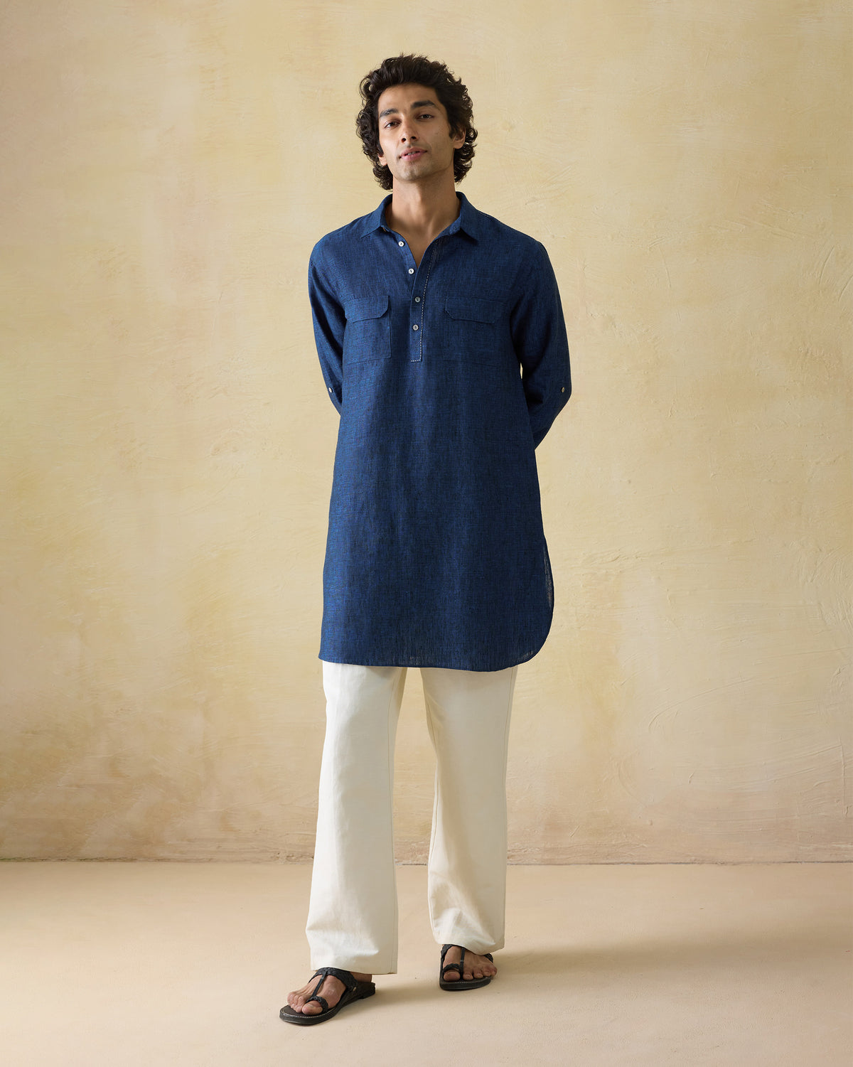 Person wearing a dual shaded blue Amaan linen kurta with twin chest pockets.