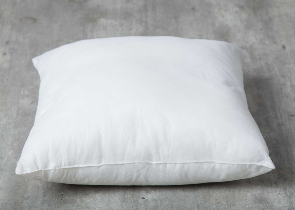 Side view of a 51 x 51 cm cushion filler showing its plump height.