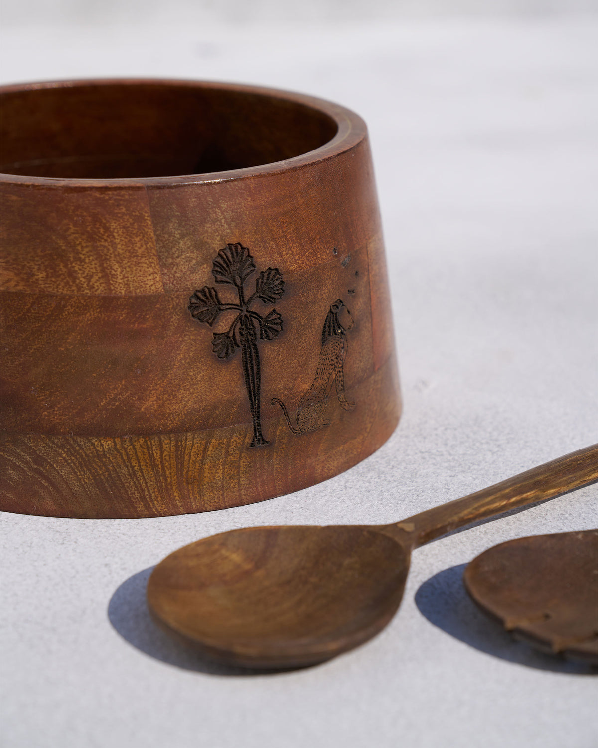 Close-up of the palm and leopard etching on the Bara wooden salad bowl.