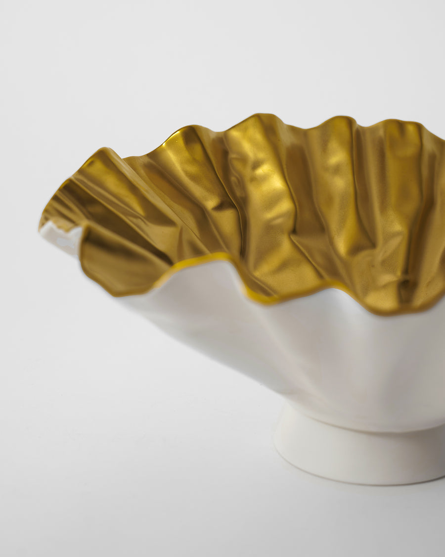 The fluted rim up close.