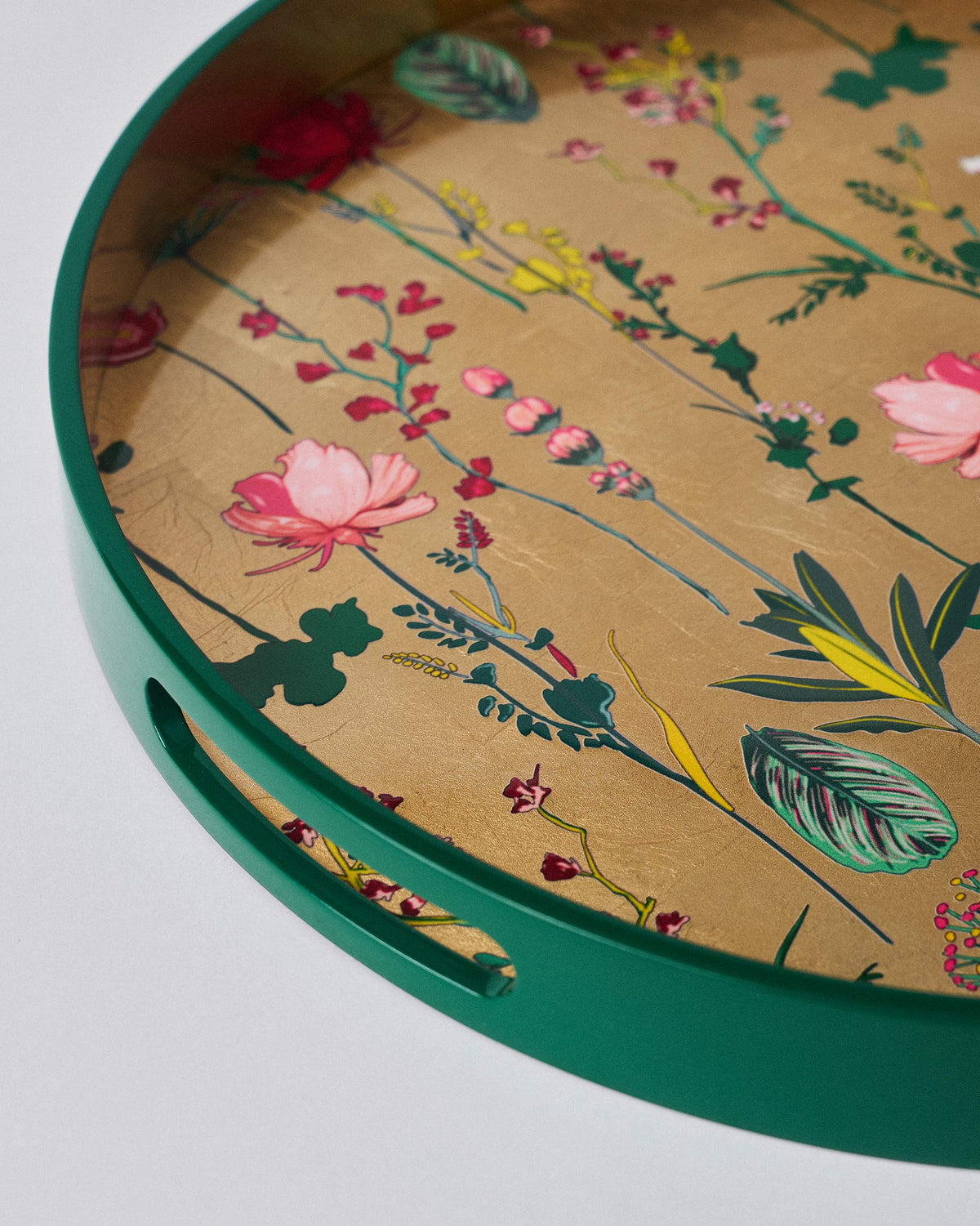 The green lacquered rim.
