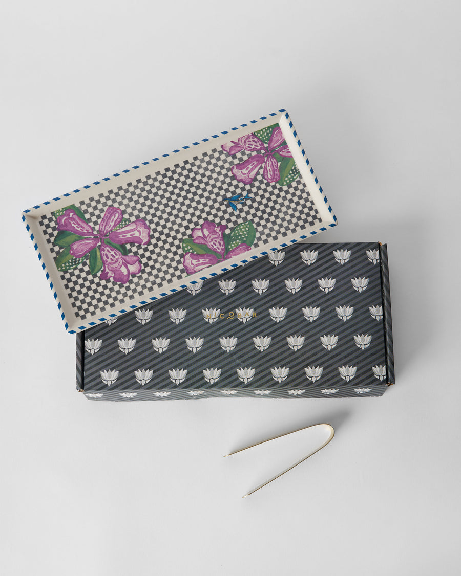 The tray resting on its black patterned gift box