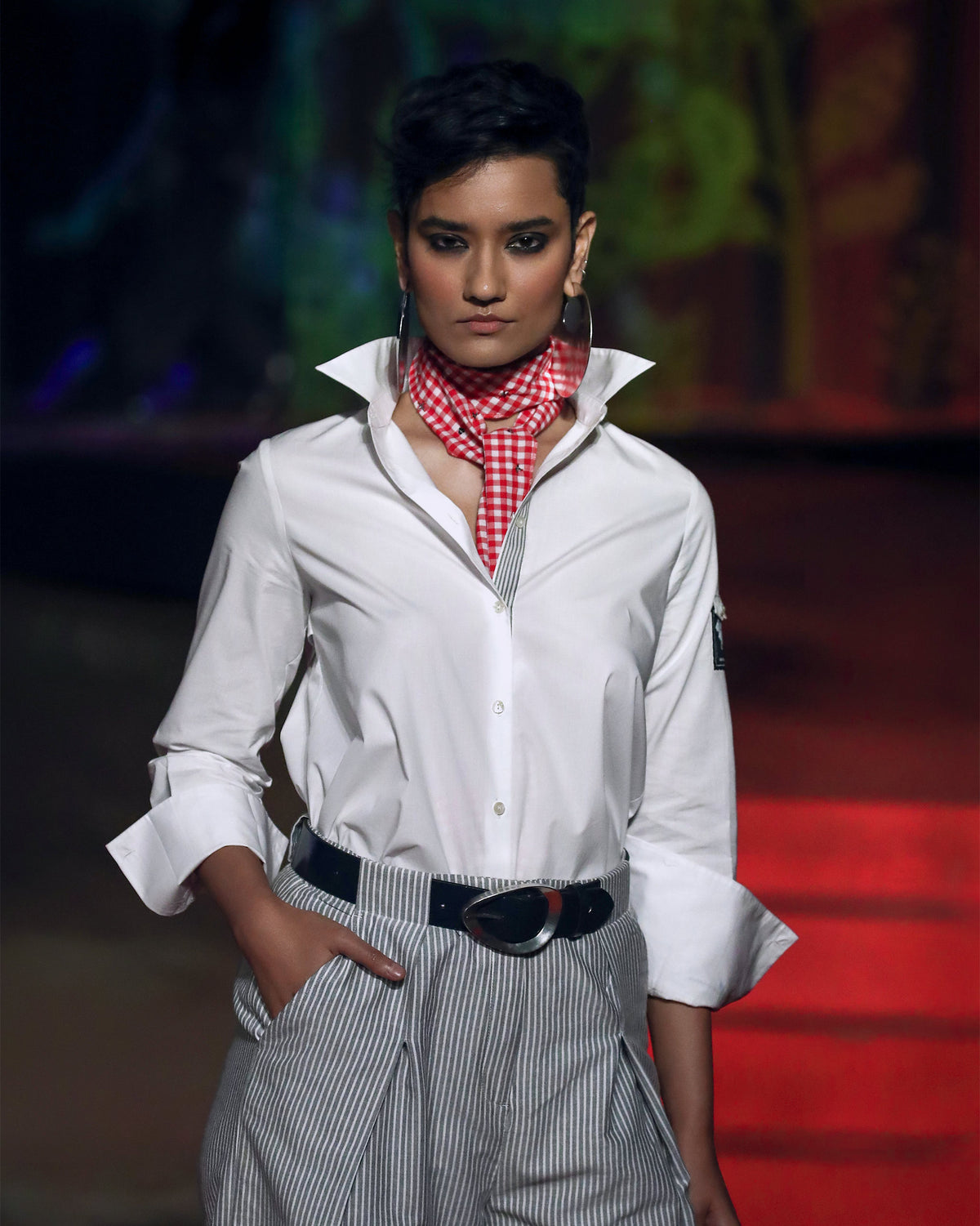 Person wearing a white Trench shirt with the collar turned up.