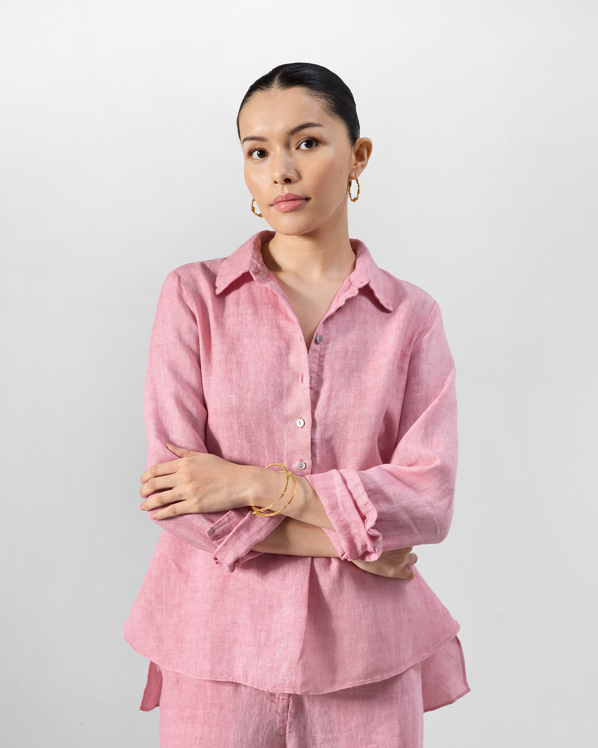 Person wearing a dusty pink Mati shirt from the set.