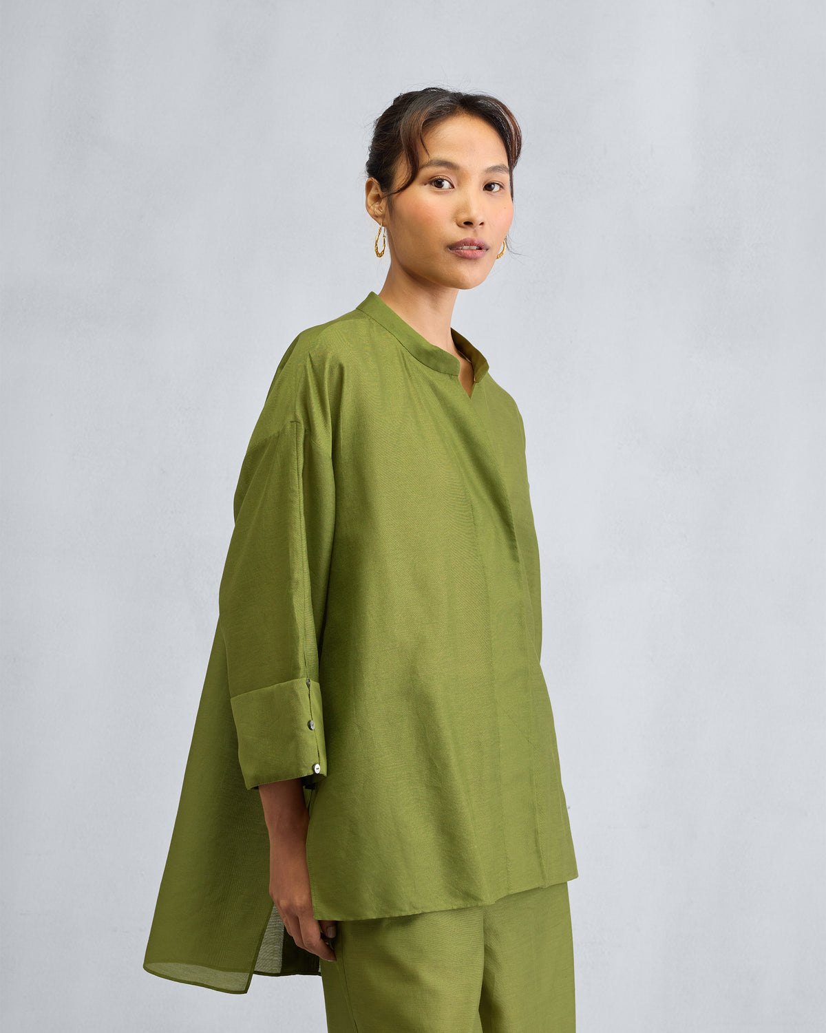 Person wearing the Cirrus Shirt Set with rolled-up sleeves.