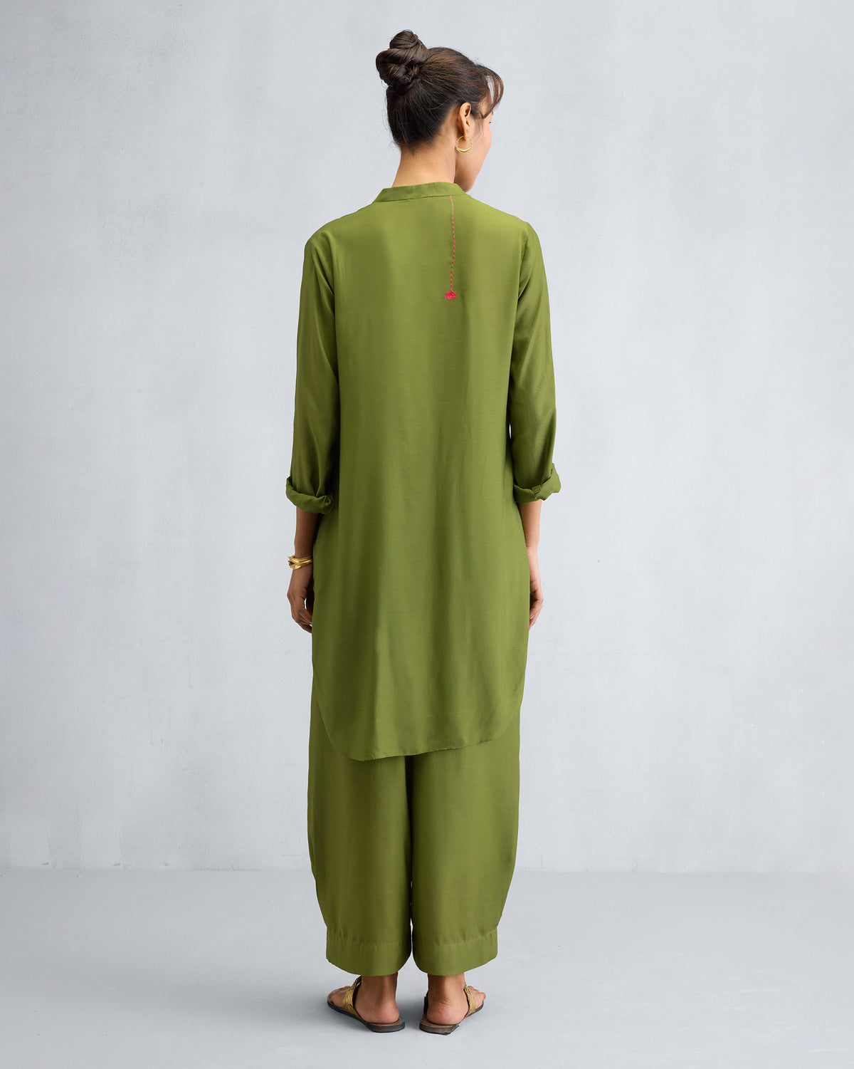 Back of an olive mid-length kurta set with a red back detail.