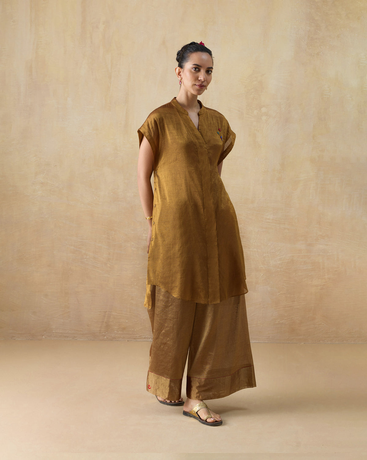 Side view of the Tango kaftan in bronze gold with short, dropped sleeves.