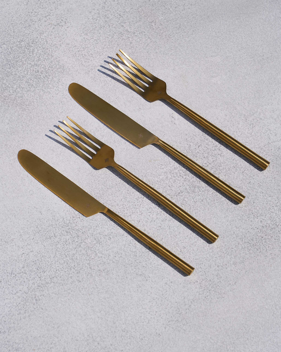 The Sitara forks and knives laid diagonally.