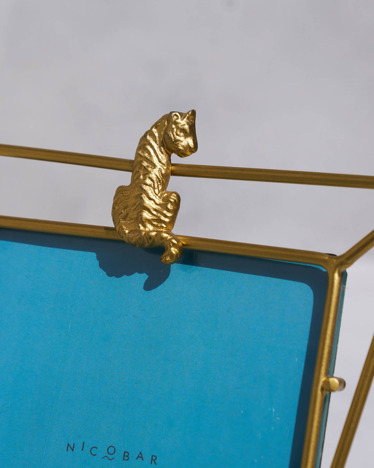 The gold tiger on the top bar.
