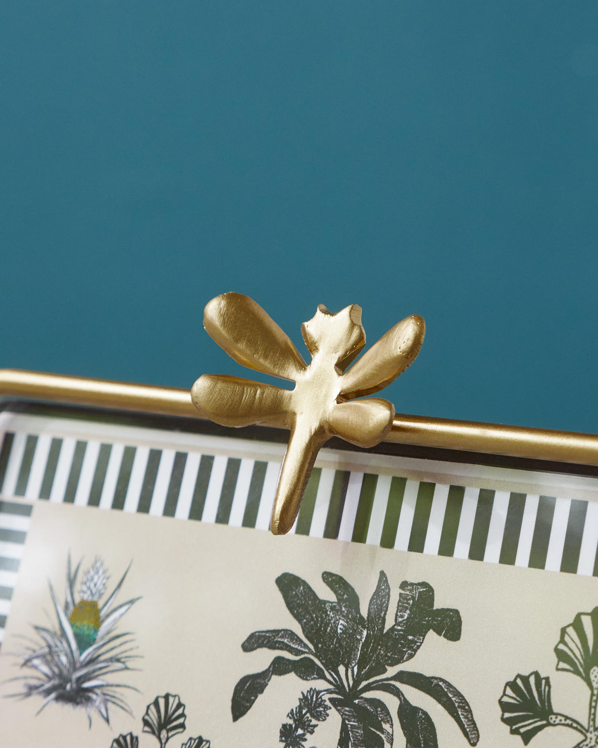 The gold flowerfly.