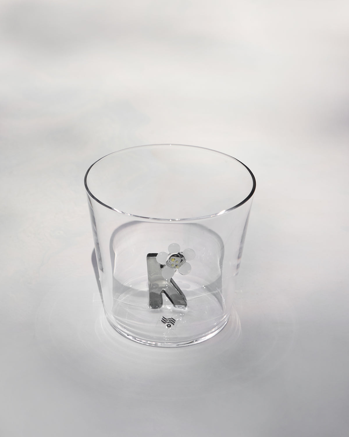 The letter K inside the glass.