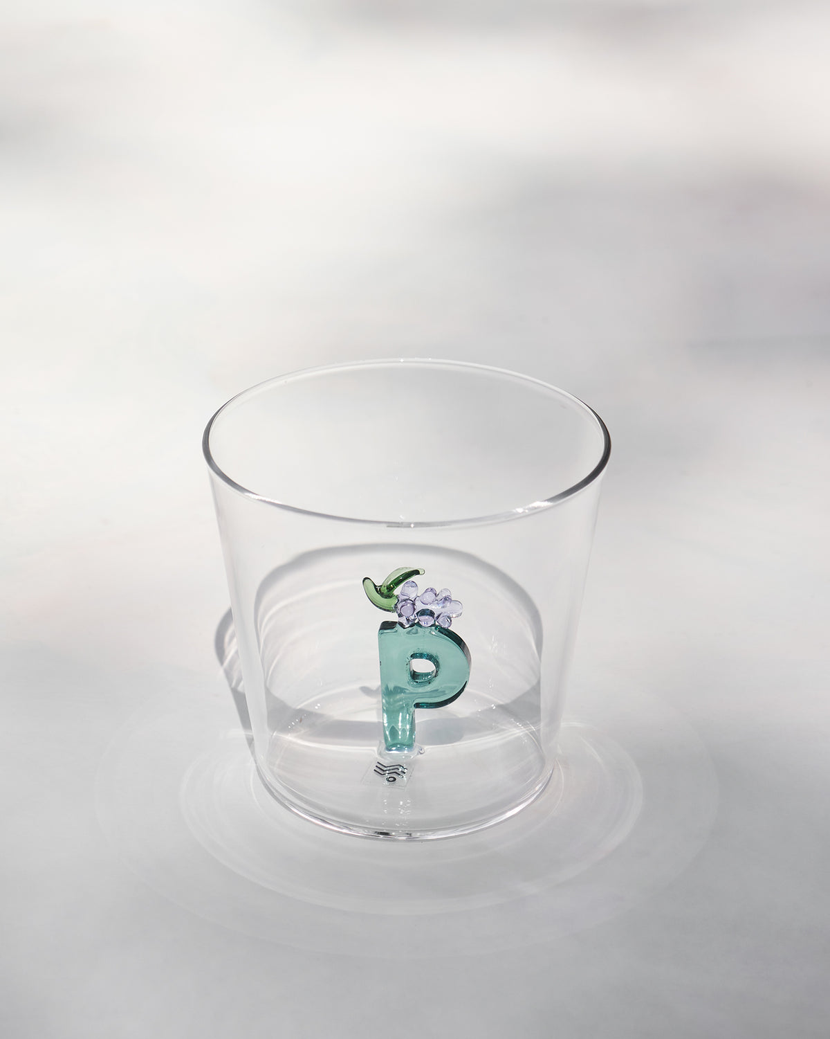 The letter P inside the glass.