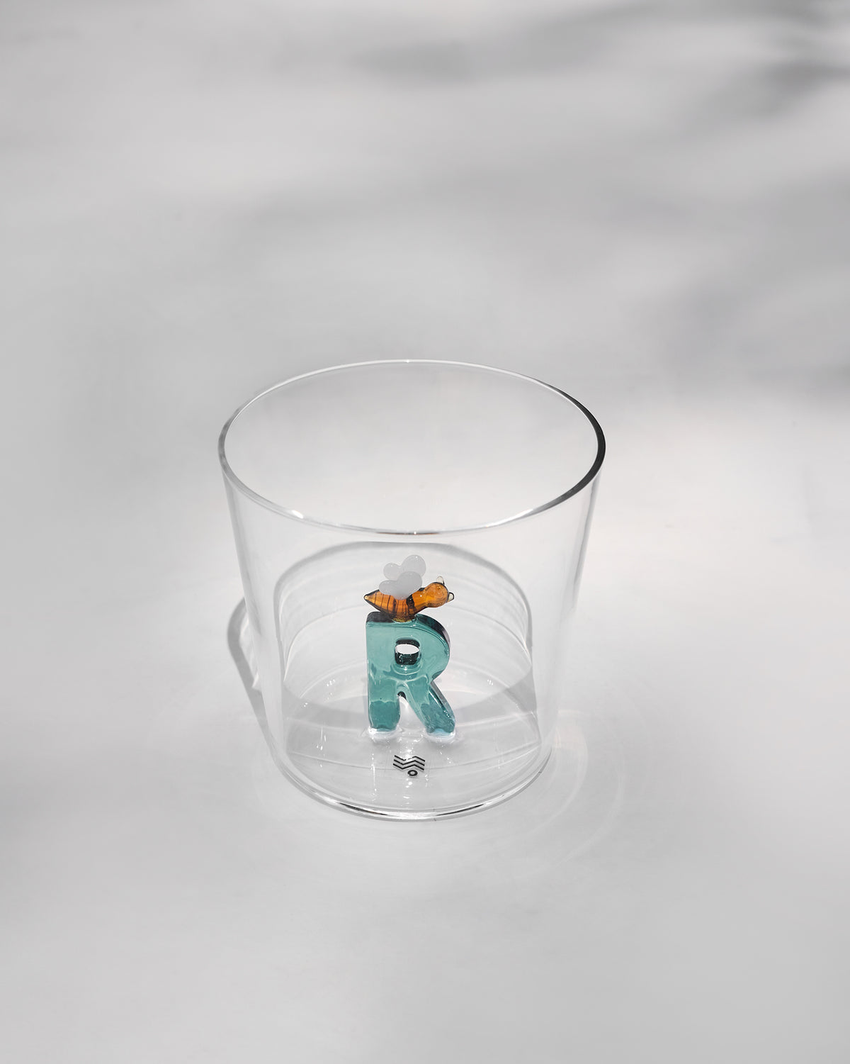 The letter R inside the glass.