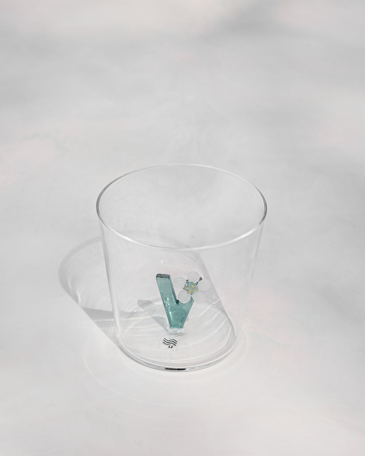 The letter V inside the glass.