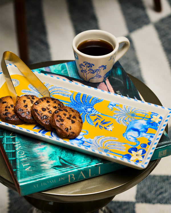 The tray on a table with cookies