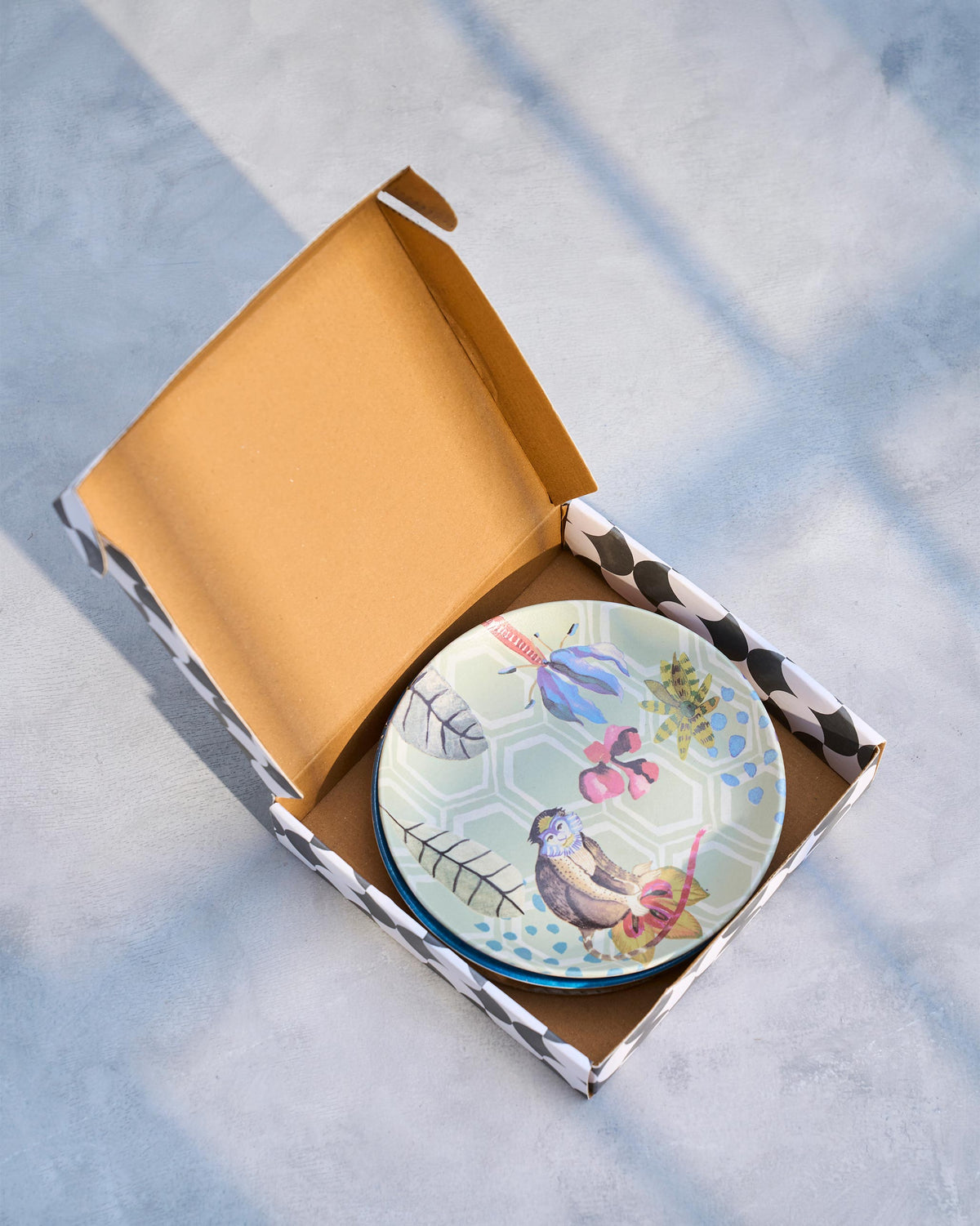 Mahi quarter plates packed in an open black-and-white gift box.