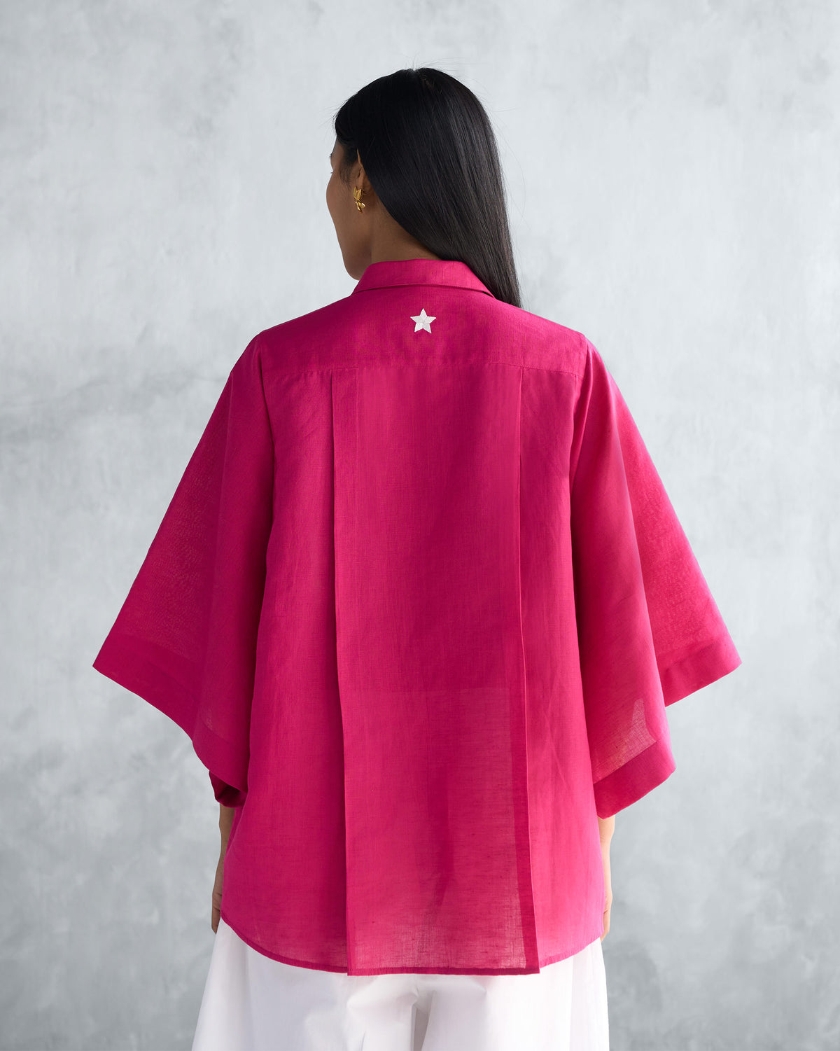 Back of a berry Drop Armhole Shirt with a white star and center pleat.