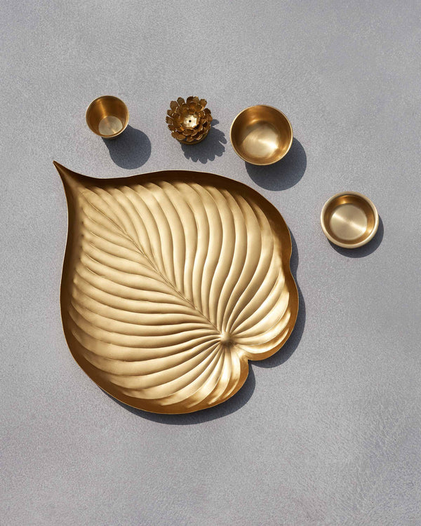 The tray with its bowls and the marigold holder laid out beside it