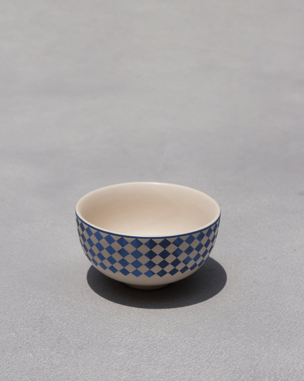 Sahara katori bowl with a blue diamond pattern around the outside.