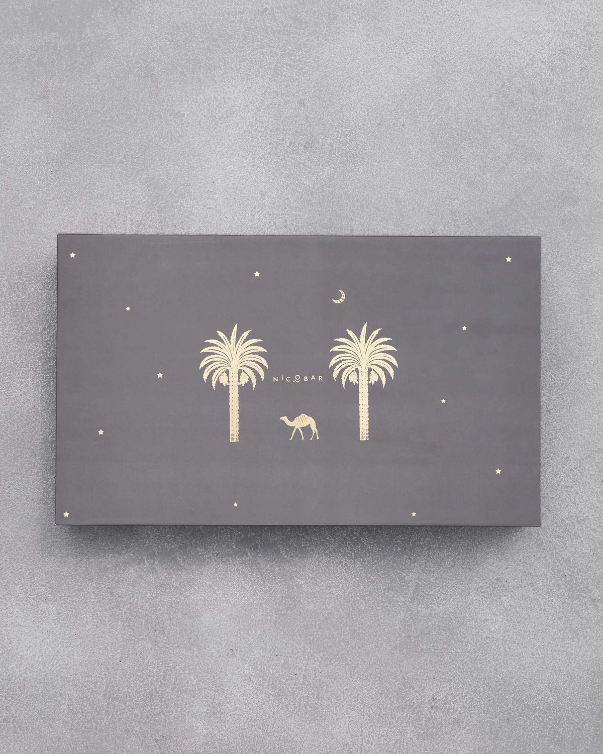 Closed grey box of the Sahara filter coffee set with gold palm trees.