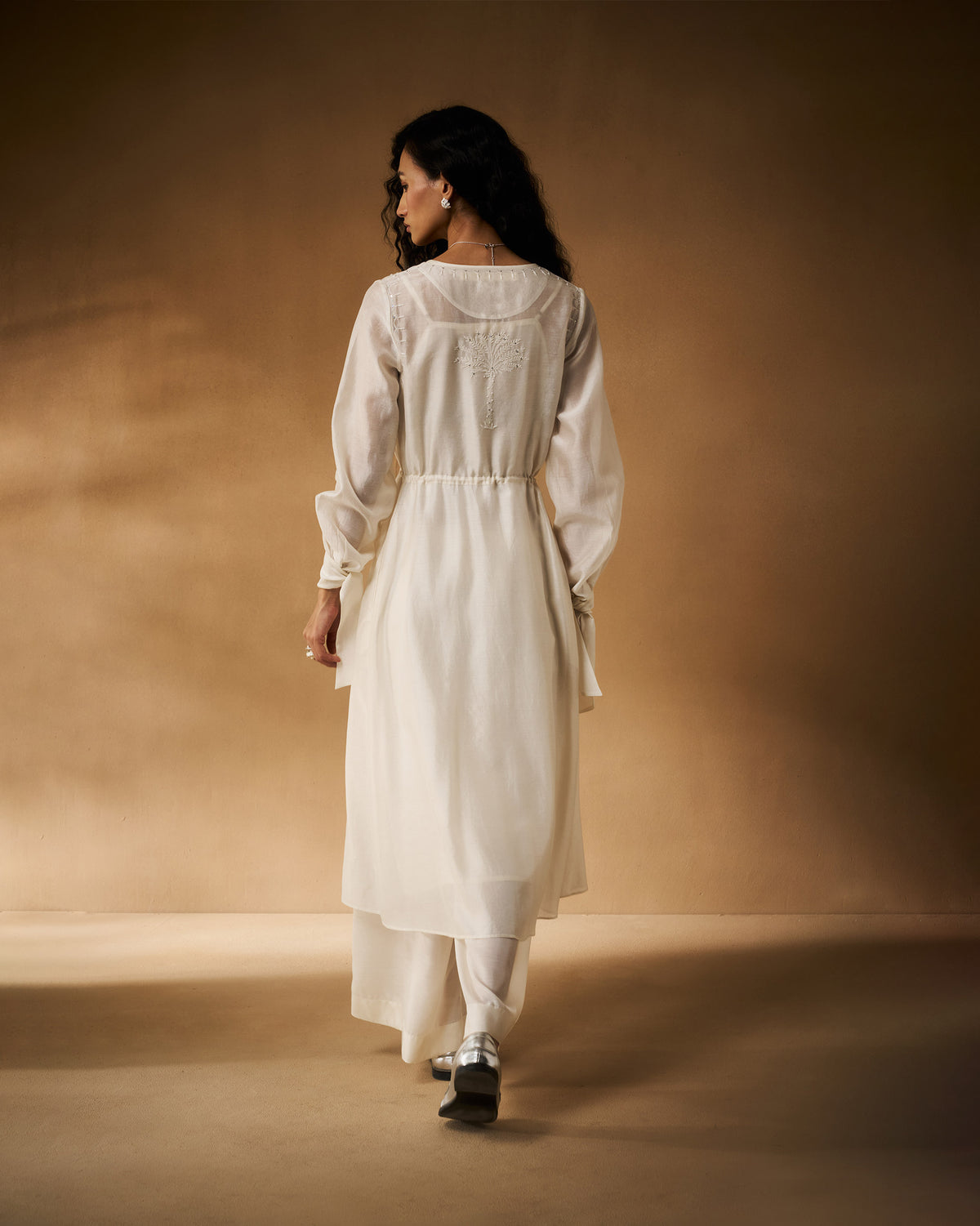 Back of an ivory Nazaha overlay with white embroidery.