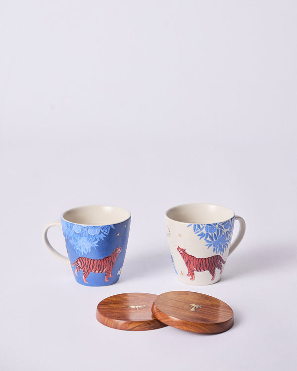 Both mugs side by side, the two wooden lids stacked in front