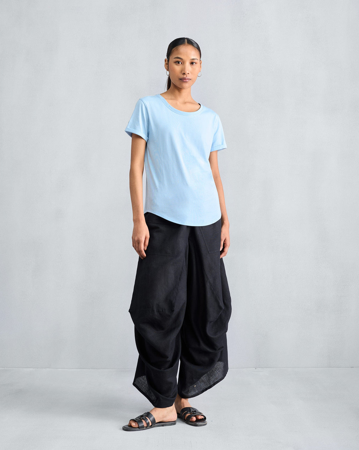 Person wearing a light blue Basic t-shirt with a relaxed fit.