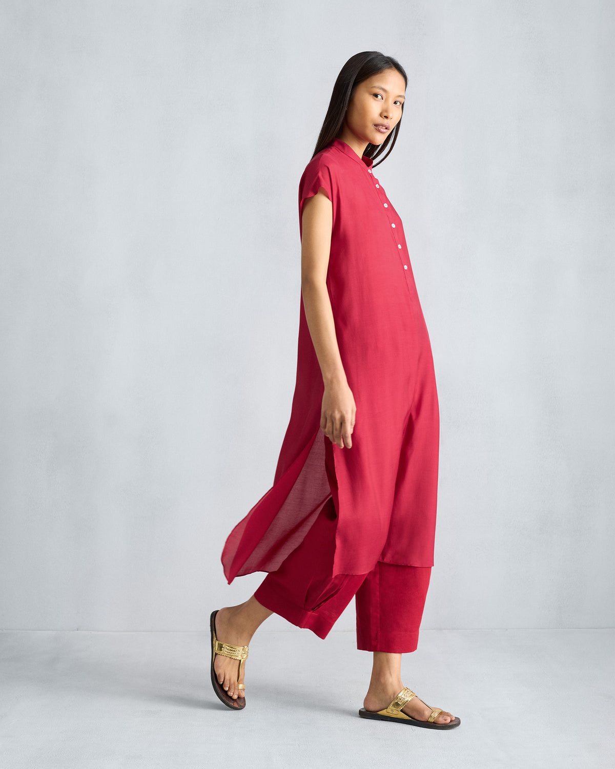 Side view of a red short sleeve kurta with a mandarin collar and side slit.