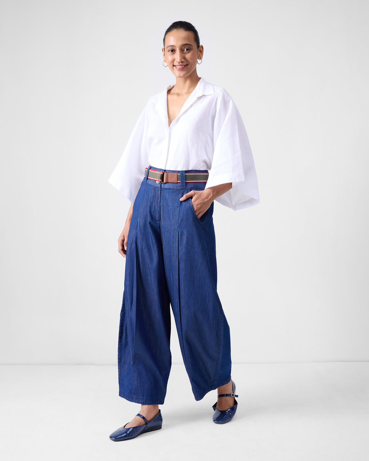 Person wearing a Nico Belt in olive and red at the waist.
