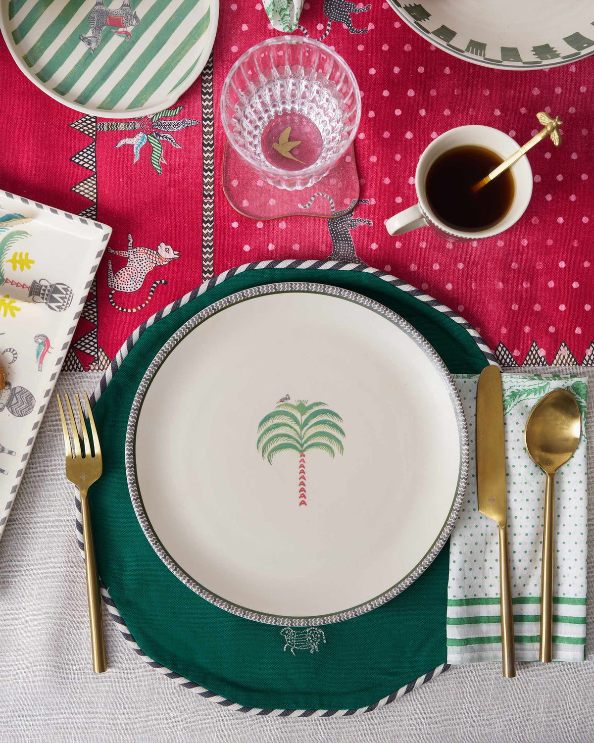 Indus Dinner Plate in a place setting, with its palm motif at the centre.