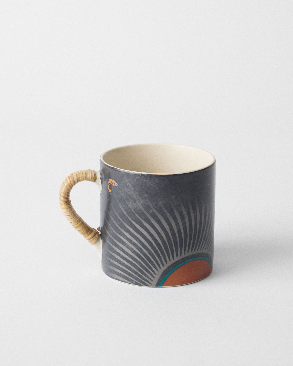 The fine lines on the mug.